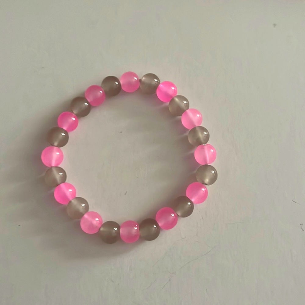 Pink and grey glass beaded bracelet🩷